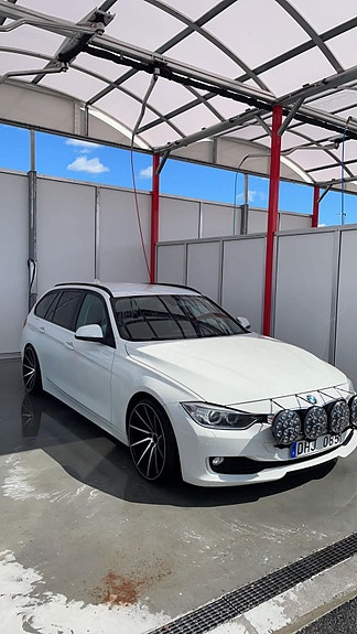 BMW 320d 3 of 4