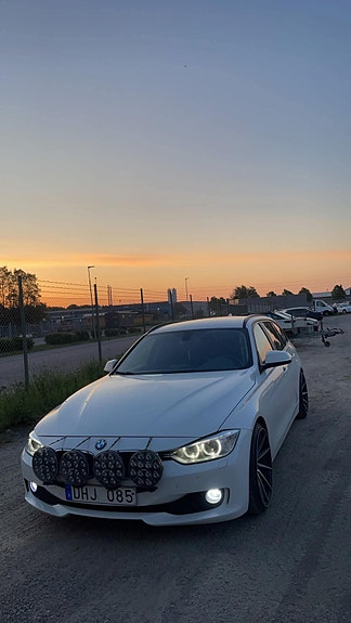 BMW 320d 2 of 4