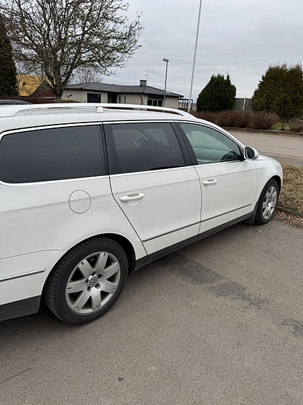 Volkswagen Passat 2 of 5