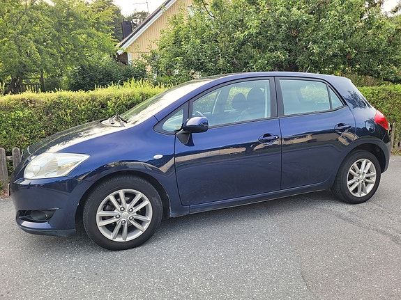 Toyota Auris 2 of 7