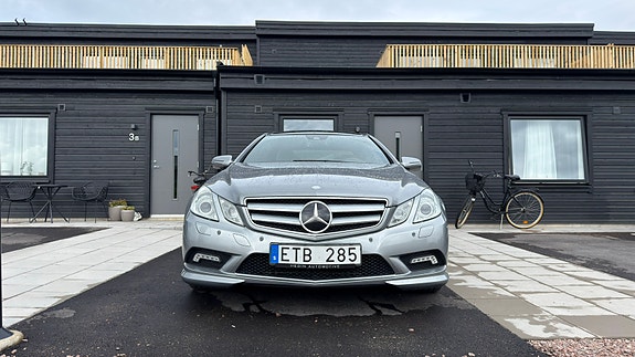 Mercedes-Benz E500 2 of 30