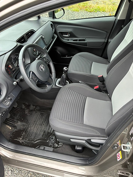 Toyota Yaris 2 of 7