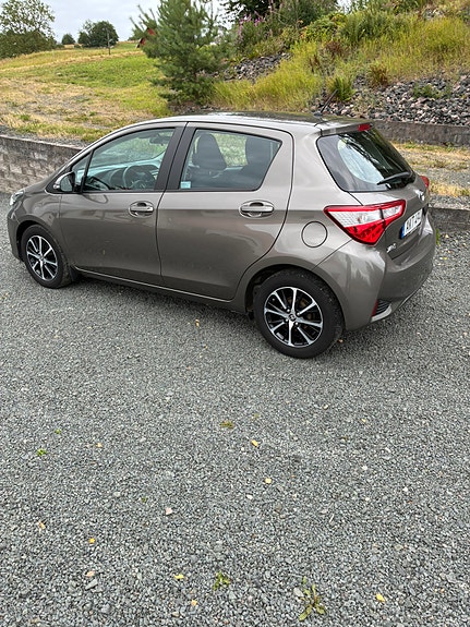 Toyota Yaris 5 of 7