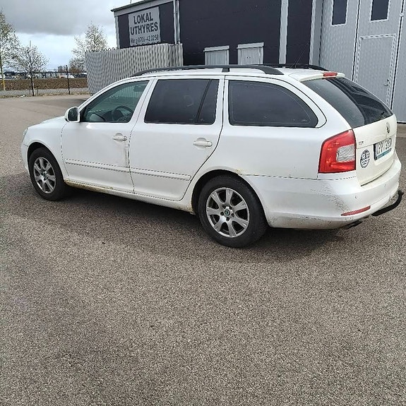 Skoda Octavia 2 of 9