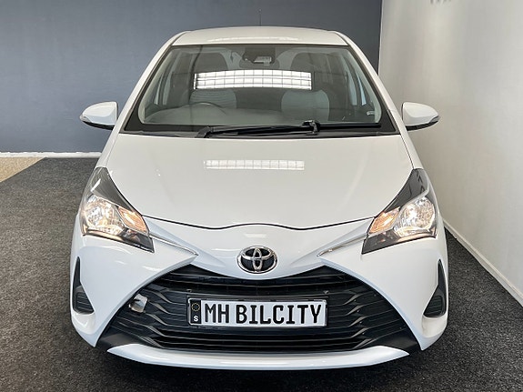 Toyota Yaris 2 of 12