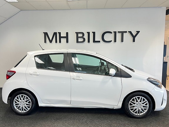 Toyota Yaris 3 of 12