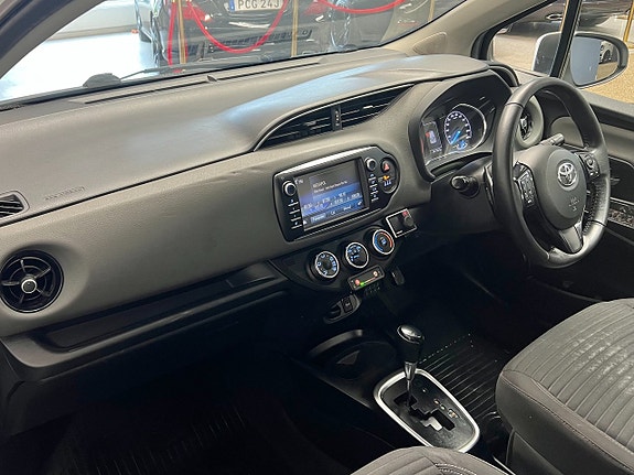 Toyota Yaris 6 of 12