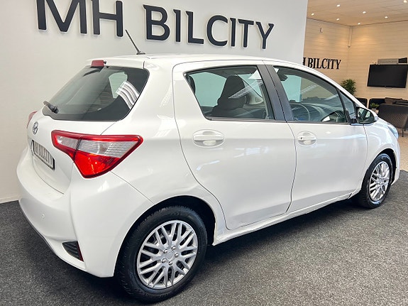Toyota Yaris 4 of 12