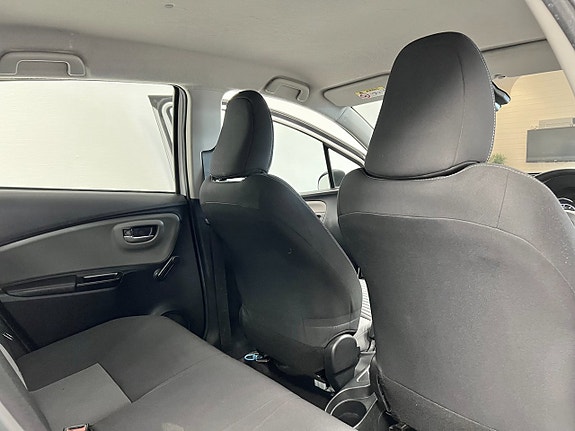 Toyota Yaris 9 of 12