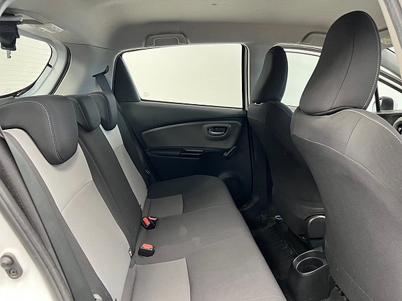 Toyota Yaris 8 of 12