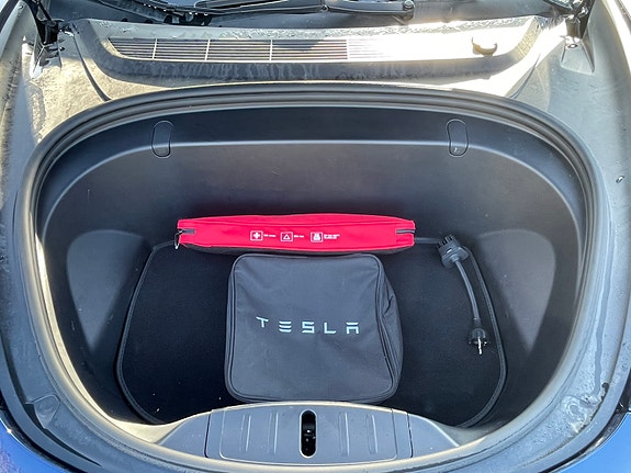 Tesla Model 3 4 of 5