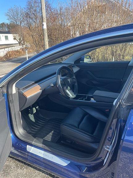 Tesla Model 3 2 of 5