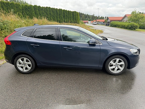 Volvo V40 3 of 5