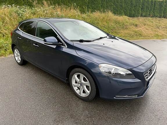 Volvo V40 2 of 5