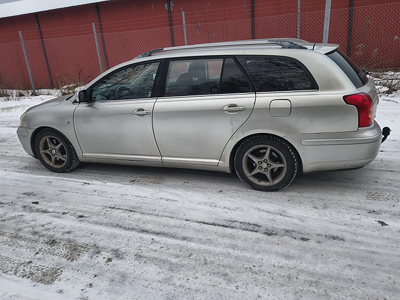 Toyota Avensis 2 of 4