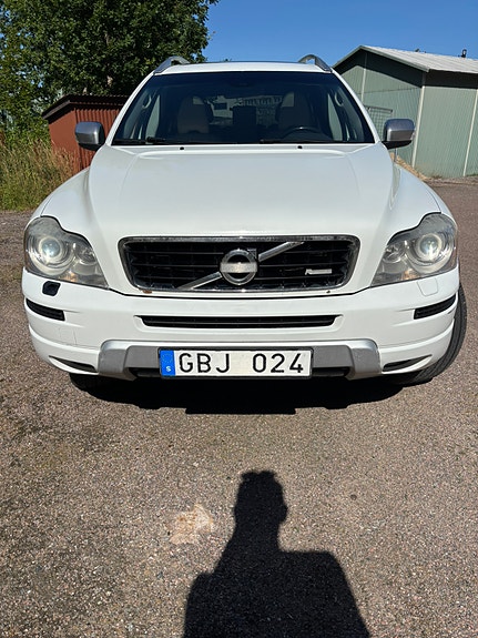 Volvo XC90 2 of 8