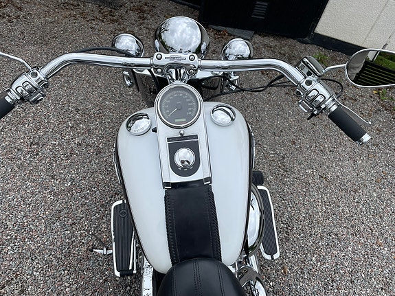Harley-Davidson Softtail Deluxe (Flstni) 5 of 9