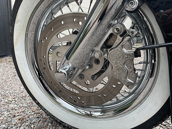 Harley-Davidson Softtail Deluxe (Flstni) 3 of 9