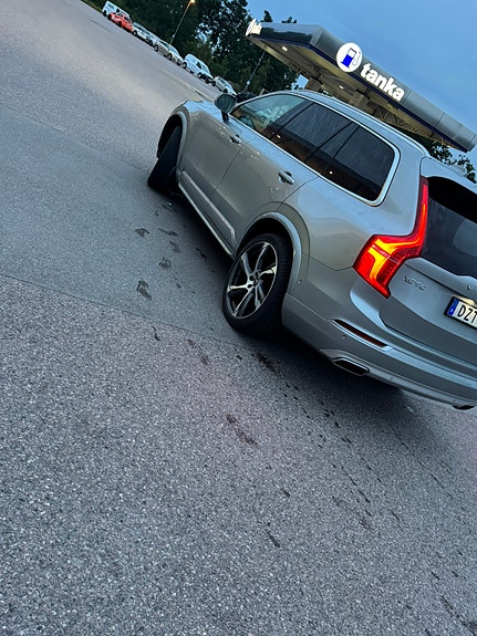 Volvo XC90 2 of 17