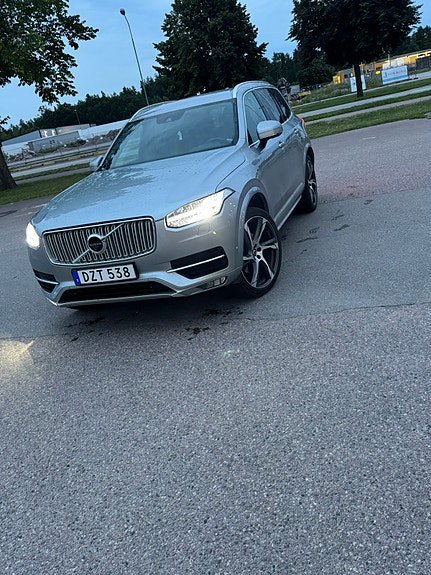 Volvo XC90 3 of 17