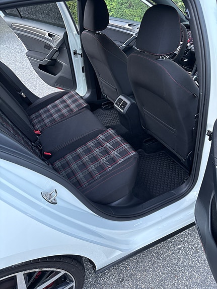 Volkswagen Golf VII 13 of 21