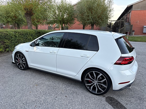 Volkswagen Golf VII 18 of 21