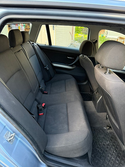 BMW 320i 5 of 7