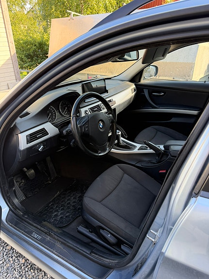 BMW 320i 4 of 7