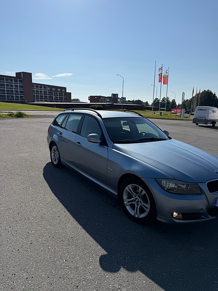BMW 320i 3 of 7
