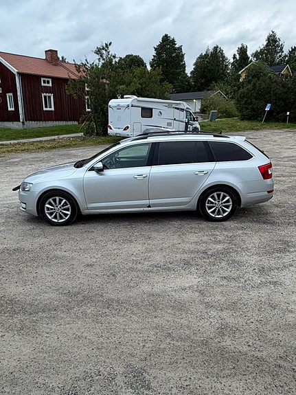 Skoda Octavia 2 of 5
