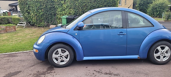 Volkswagen New Beetle 2 of 5