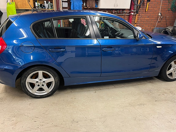 BMW 120i 2 of 5