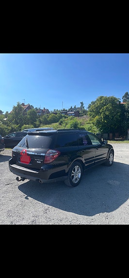 Subaru Legacy Outback 4 of 9