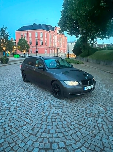 BMW 320d 2 of 5