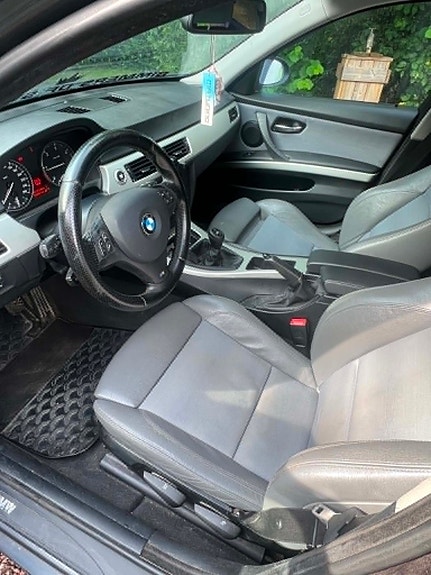 BMW 320d 4 of 5