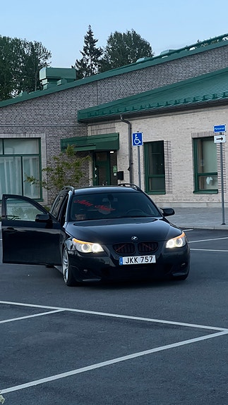 BMW 520i 2 of 4