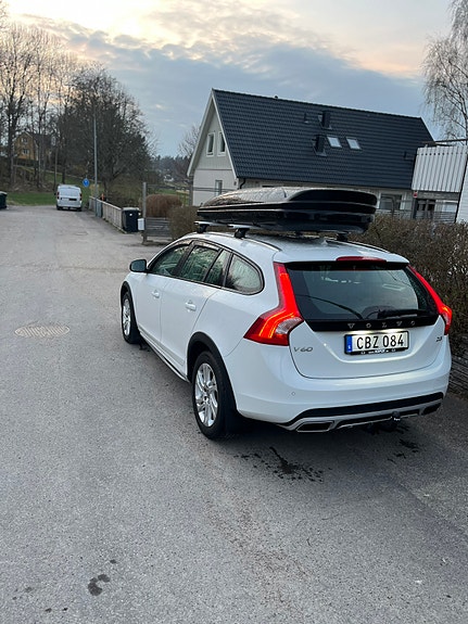 Volvo V60 Cross Country 2 of 2