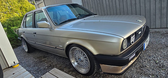 BMW 325e 2 of 5