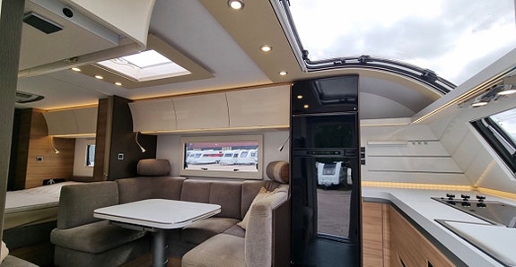 Adria Alpina 633 ht med mover & Ac 6 of 9
