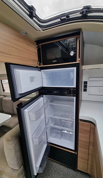 Adria Alpina 633 ht med mover & Ac 9 of 9