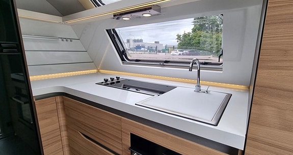 Adria Alpina 633 ht med mover & Ac 5 of 9