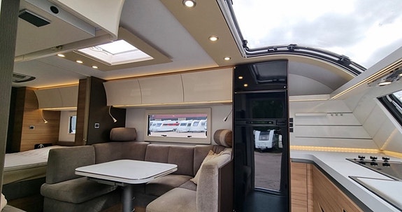Adria Alpina 633 ht med mover & Ac 2 of 9