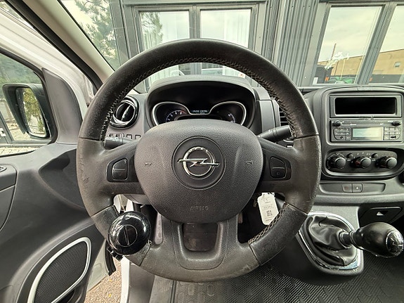 Opel Vivaro 12 of 16