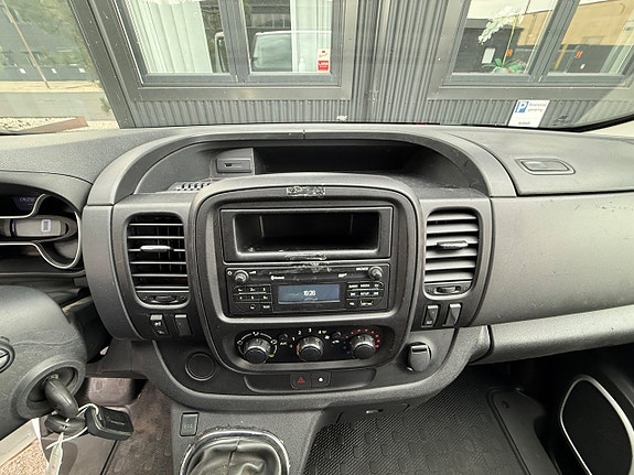 Opel Vivaro 13 of 16