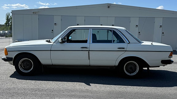 Mercedes-Benz 230 E 6 of 14