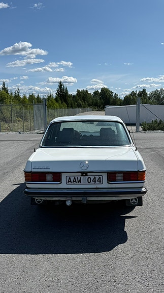 Mercedes-Benz 230 E 5 of 14