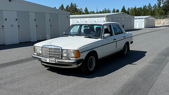 Mercedes-Benz 230 E 2 of 14