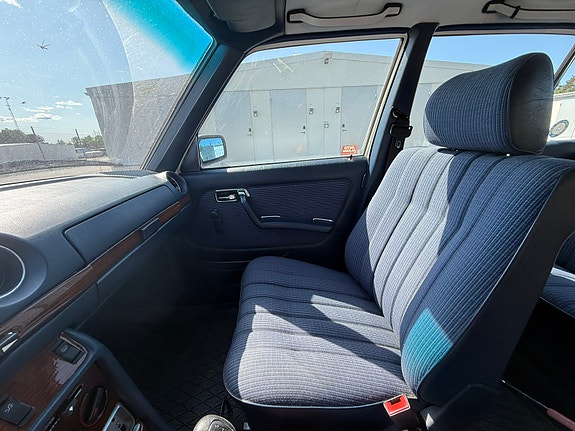 Mercedes-Benz 230 E 10 of 14