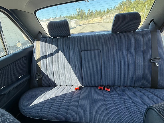 Mercedes-Benz 230 E 9 of 14