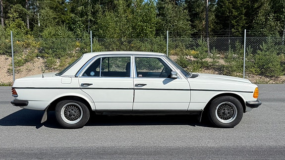 Mercedes-Benz 230 E 7 of 14